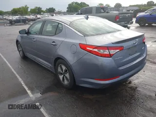 2011 Kia Optima EX Hybrid z VIN KNAGM4AD8B5002951, wystawiony jako IAAI lot #42462401 z przebiegiem 198 079 mil mil oraz . Historia ofert i sprzedaży dostępna na DreamBid. Obrazek 3.