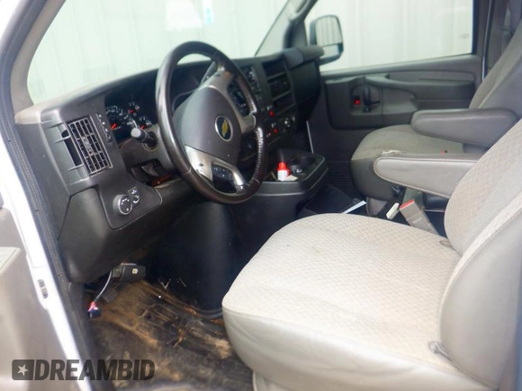 2015 Chevrolet Express Cargo z VIN 1GCWGFCF4F1154111, wystawiony jako IAAI lot #42521109 z przebiegiem 140 562 mil mil oraz . Historia ofert i sprzedaży dostępna na DreamBid. Obrazek 7.