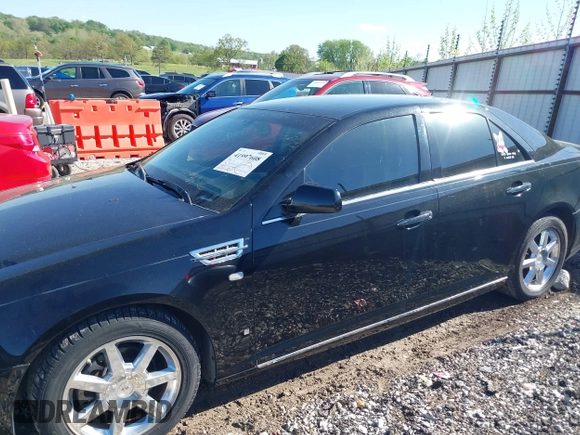 2008 Cadillac STS RWD z VIN 1G6DW67V780113057, wystawiony jako IAAI lot #41997608 z przebiegiem 159 968 mil mil oraz . Historia ofert i sprzedaży dostępna na DreamBid. Obrazek 6.