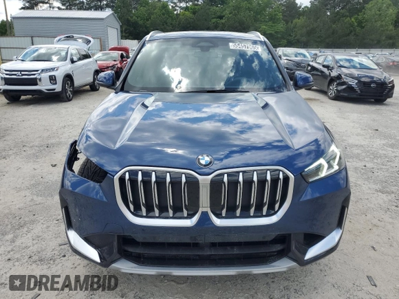 2025 BMW X1 xDrive28i z VIN WBX73EF03S5229226, wystawiony jako Copart lot #55457965 z przebiegiem 2490 mil mil oraz Tytuł czysty. Historia ofert i sprzedaży dostępna na DreamBid. Obrazek 5.