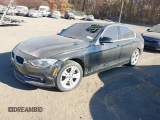 2018 BMW 3 Series 330i xDrive z VIN WBA8D9C51JEM33122, wystawiony jako IAAI lot #40811372 z przebiegiem 48 461 mil mil oraz . Historia ofert i sprzedaży dostępna na DreamBid. Obrazek 2.