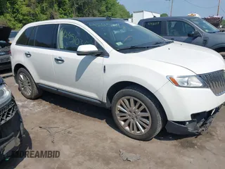 2013 Lincoln MKX z VIN 2LMDJ8JK2DBL20308, wystawiony jako IAAI lot #42451035 z przebiegiem 135 362 mil mil oraz . Historia ofert i sprzedaży dostępna na DreamBid. Obrazek 1.