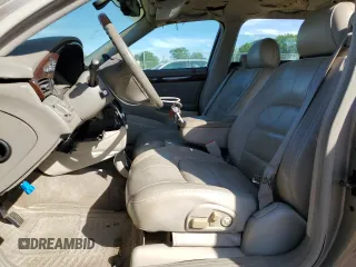 2001 Cadillac DeVille DHS z VIN 1G6KE57Y21U250470, wystawiony jako Copart lot #57334785 z przebiegiem 66 703 mil mil oraz Tytuł czysty. Historia ofert i sprzedaży dostępna na DreamBid. Obrazek 7.