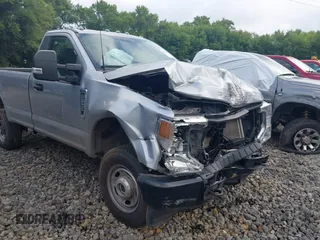 2022 Ford F-250 XL z VIN 1FTBF2B62NEF21705, wystawiony jako IAAI lot #39947332 z przebiegiem 61 110 mil mil oraz . Historia ofert i sprzedaży dostępna na DreamBid. Obrazek 6.