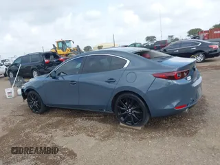 2022 Mazda 3 Carbon Edition z VIN 3MZBPACL7NM313242, wystawiony jako IAAI lot #42095279 z przebiegiem 30 787 mil mil oraz . Historia ofert i sprzedaży dostępna na DreamBid. Obrazek 14.
