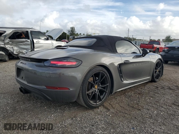 2017 Porsche 718 Boxster z VIN WP0CA2A8XHS221955, wystawiony jako Copart lot #39600404 z przebiegiem 52 979 mil mil oraz . Historia ofert i sprzedaży dostępna na DreamBid. Obrazek 3.
