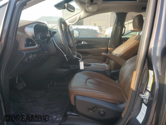 2018 Chrysler Pacifica Limited z VIN 2C4RC1GG8JR125231, wystawiony jako Copart lot #62753534 z przebiegiem Nie podano mil oraz Szkody całkowita. Historia ofert i sprzedaży dostępna na DreamBid. Obrazek 7.