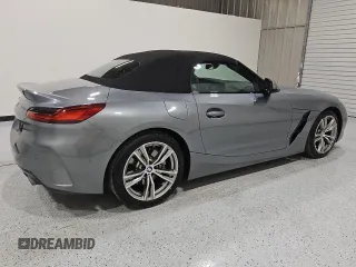 2025 BMW Z4 sDrive30i z VIN WBAHF3C04SWY38592, wystawiony jako Copart lot #55865365 z przebiegiem 11 980 mil mil oraz Tytuł czysty. Historia ofert i sprzedaży dostępna na DreamBid. Obrazek 3.