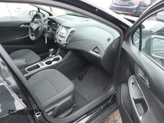 2017 Chevrolet Cruze LS z VIN 1G1BC5SM3H7138902, wystawiony jako IAAI lot #41546782 z przebiegiem 90 908 mil mil oraz . Historia ofert i sprzedaży dostępna na DreamBid. Obrazek 5.