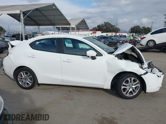 2016 Scion iA z VIN 3MYDLBZV9GY139080, wystawiony jako IAAI lot #41494384 z przebiegiem 106 092 mil mil oraz . Historia ofert i sprzedaży dostępna na DreamBid. Obrazek 13.