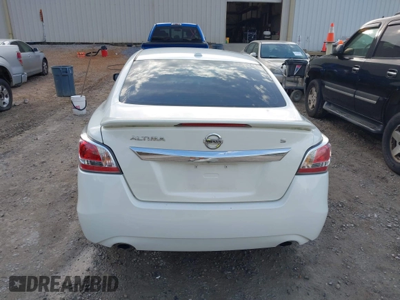 2015 Nissan Altima 2.5 S with VIN 1N4AL3AP8FC160830, listed as a IAAI auction lot 41561952 with 209,134 mi miles. Bid and sale history available at carsss.com. Image 17.