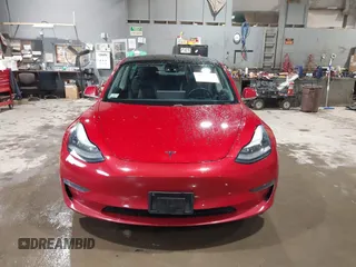 2020 Tesla Model 3 Standard Range Plus z VIN 5YJ3E1EA2LF705670, wystawiony jako IAAI lot #41572352 z przebiegiem 99 980 mil mil oraz . Historia ofert i sprzedaży dostępna na DreamBid. Obrazek 12.