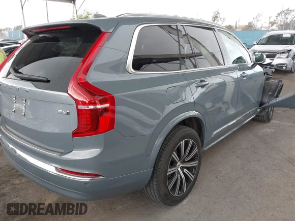 2023 Volvo XC90 Plus z VIN YV4062PN8P1989176, wystawiony jako IAAI lot #41957832 z przebiegiem 27 838 mil mil oraz . Historia ofert i sprzedaży dostępna na DreamBid. Obrazek 4.