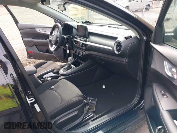2023 Kia Forte LXS z VIN 3KPF24AD1PE642421, wystawiony jako IAAI lot #40528615 z przebiegiem 9 683 mil mil oraz . Historia ofert i sprzedaży dostępna na DreamBid. Obrazek 5.