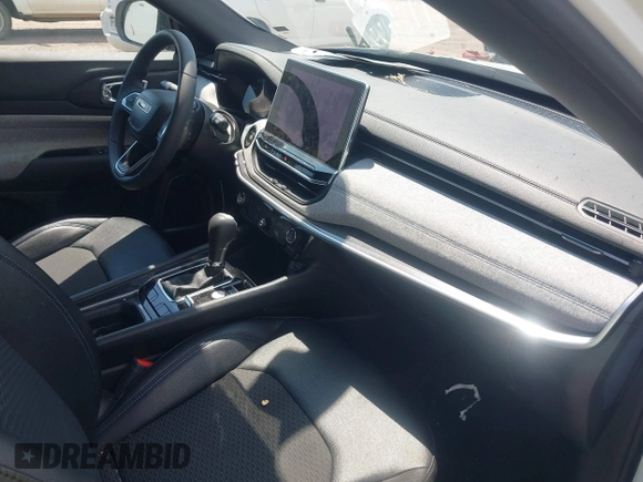 2024 Jeep Compass Latitude with VIN 3C4NJDBN2RT138917, listed as a IAAI auction lot 42761232 with 34,502 mi miles and . Bid and sale history available at DreamBid. Image 5.