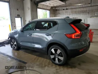 2020 Volvo XC40 Momentum z VIN YV4162UK4L2200587, wystawiony jako Copart lot #55737555 z przebiegiem 32 785 mil mil oraz Szkody całkowita. Historia ofert i sprzedaży dostępna na DreamBid. Obrazek 2.
