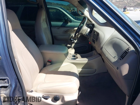 2000 Ford Expedition XLT with VIN 1FMRU1561YLB33693, listed as a IAAI auction lot 41840412 with 1 mi miles. Bid and sale history available at carsss.com. Image 5.