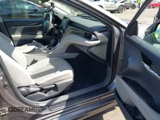 2023 Toyota Camry SE z VIN 4T1G11BK8PU080789, wystawiony jako IAAI lot #41706858 z przebiegiem 48 052 mil mil oraz . Historia ofert i sprzedaży dostępna na DreamBid. Obrazek 5.