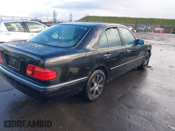 1997 Mercedes-Benz E-Class with VIN WDBJF72F1VA281514, listed as a IAAI auction lot 41586496 with 283,212 mi miles. Bid and sale history available at carsss.com. Image 4.
