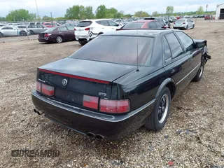1994 Cadillac Seville STS z VIN 1G6KY5296RU823387, wystawiony jako IAAI lot #42151901 z przebiegiem 165 918 mil mil oraz . Historia ofert i sprzedaży dostępna na DreamBid. Obrazek 4.