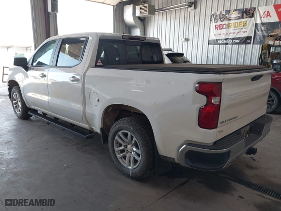 2019 Chevrolet Silverado 1500 LT with VIN 3GCUYDED1KG120689, listed as a IAAI auction lot 39880413 with 135 mi miles. Bid and sale history available at carsss.com. Image 3.