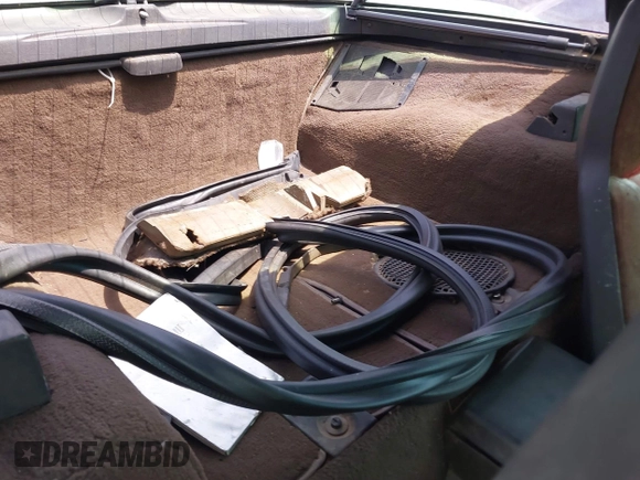 1984 Chevrolet Corvette z VIN 1G1AY0780E5114446, wystawiony jako IAAI lot #42290916 z przebiegiem 57 927 mil mil oraz . Historia ofert i sprzedaży dostępna na DreamBid. Obrazek 8.