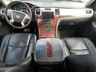 2008 Cadillac Escalade z VIN 1GYFK63818R251958, wystawiony jako Copart lot #60858735 z przebiegiem 253 726 mil mil oraz Czysty tytuł • Clean title. Historia ofert i sprzedaży dostępna na DreamBid. Obrazek 8.