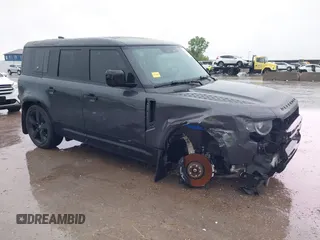 2023 Land Rover Defender V8 z VIN SALEWEEE8P2124272, wystawiony jako IAAI lot #42108416 z przebiegiem 40 868 mil mil oraz . Historia ofert i sprzedaży dostępna na DreamBid. Obrazek 1.