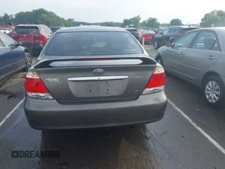 2005 Toyota Camry LE z VIN 4T1BF32K85U594470, wystawiony jako IAAI lot #42280442 z przebiegiem 151 553 mil mil oraz . Historia ofert i sprzedaży dostępna na DreamBid. Obrazek 16.
