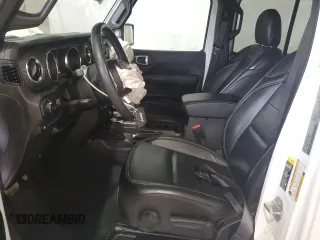 2023 Jeep Wrangler Sahara z VIN 1C4JJXP61PW696072, wystawiony jako Copart lot #57859545 z przebiegiem 42 136 mil mil oraz Czysty tytuł • Clean title. Historia ofert i sprzedaży dostępna na DreamBid. Obrazek 7.