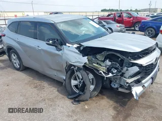 2021 Toyota Highlander L z VIN 5TDZZRAH3MS526003, wystawiony jako IAAI lot #42617546 z przebiegiem Nie podano mil oraz . Historia ofert i sprzedaży dostępna na DreamBid. Obrazek 1.