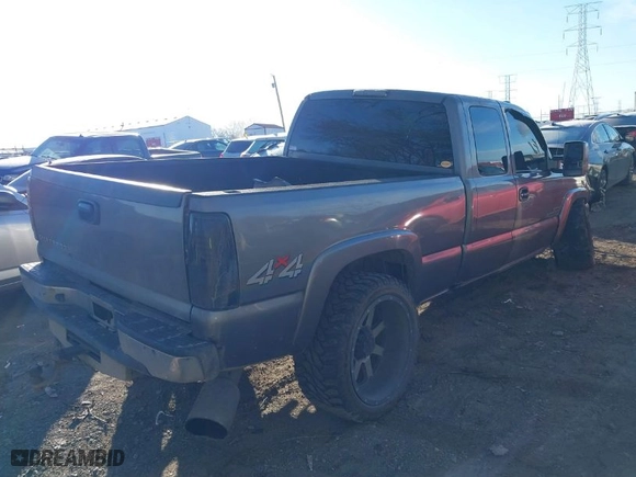2006 Chevrolet Silverado 2500HD LT2 with VIN 1GCHK29D66E255102, listed as a IAAI auction lot 40989120 with 216,000 mi miles. Bid and sale history available at carsss.com. Image 4.
