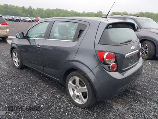 2013 Chevrolet Sonic LTZ z VIN 1G1JE6SH8D4172635, wystawiony jako IAAI lot #42279142 z przebiegiem 140 771 mil mil oraz . Historia ofert i sprzedaży dostępna na DreamBid. Obrazek 3.