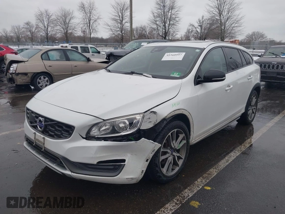 2015 Volvo V60 Cross Country T5 with VIN YV4612HK1F1001764, listed as a IAAI auction lot 41560997 with 69,888 mi miles. Bid and sale history available at carsss.com. Image 6.