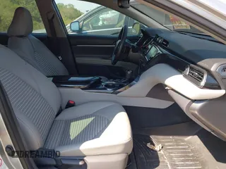 2018 Toyota Camry LE z VIN 4T1B11HK8JU155953, wystawiony jako IAAI lot #40609365 z przebiegiem 53 296 mil mil oraz . Historia ofert i sprzedaży dostępna na DreamBid. Obrazek 5.