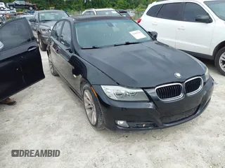 2009 BMW 3 Series 328i z VIN WBAPH775X9NM27054, wystawiony jako IAAI lot #42449314 z przebiegiem 169 657 mil mil oraz . Historia ofert i sprzedaży dostępna na DreamBid. Obrazek 1.