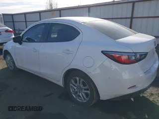 2016 Scion iA z VIN 3MYDLBZV2GY107457, wystawiony jako IAAI lot #38939578 z przebiegiem 99 928 mil mil oraz . Historia ofert i sprzedaży dostępna na DreamBid. Obrazek 3.