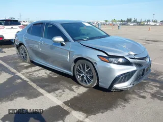 2022 Toyota Camry SE z VIN 4T1G11AK3NU638448, wystawiony jako IAAI lot #42087578 z przebiegiem 58 529 mil mil oraz . Historia ofert i sprzedaży dostępna na DreamBid. Obrazek 1.