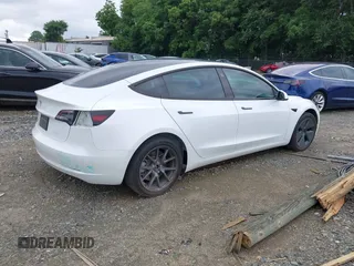 2023 Tesla Model 3 z VIN 5YJ3E1EA1PF545223, wystawiony jako IAAI lot #41591588 z przebiegiem 26 523 mil mil oraz . Historia ofert i sprzedaży dostępna na DreamBid. Obrazek 4.