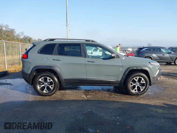 2014 Jeep Cherokee Trailhawk z VIN 1C4PJMBS2EW212341, wystawiony jako IAAI lot #40672694 z przebiegiem 108 622 mil mil oraz . Historia ofert i sprzedaży dostępna na DreamBid. Obrazek 13.