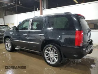 2013 Cadillac Escalade Platinum Edition z VIN 1GYS4DEF7DR240482, wystawiony jako Copart lot #56906815 z przebiegiem 147 774 mil mil oraz Szkody całkowita. Historia ofert i sprzedaży dostępna na DreamBid. Obrazek 2.