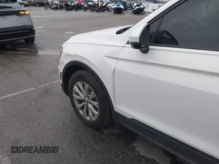 2019 Volkswagen Tiguan S z VIN 3VV1B7AX7KM018189, wystawiony jako IAAI lot #41741924 z przebiegiem 61 740 mil mil oraz . Historia ofert i sprzedaży dostępna na DreamBid. Obrazek 6.