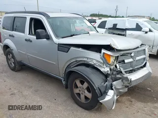 2008 Dodge Nitro SXT z VIN 1D8GT28K38W124264, wystawiony jako IAAI lot #41933674 z przebiegiem 292 756 mil mil oraz . Historia ofert i sprzedaży dostępna na DreamBid. Obrazek 1.