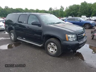 2014 Chevrolet Suburban LT z VIN 1GNSKJE74ER122546, wystawiony jako IAAI lot #42641722 z przebiegiem 435 000 mil mil oraz . Historia ofert i sprzedaży dostępna na DreamBid. Obrazek 1.