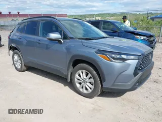 2023 Toyota Corolla Cross LE z VIN 7MUCAABG4PV063433, wystawiony jako IAAI lot #42227150 z przebiegiem 40 387 mil mil oraz . Historia ofert i sprzedaży dostępna na DreamBid. Obrazek 1.