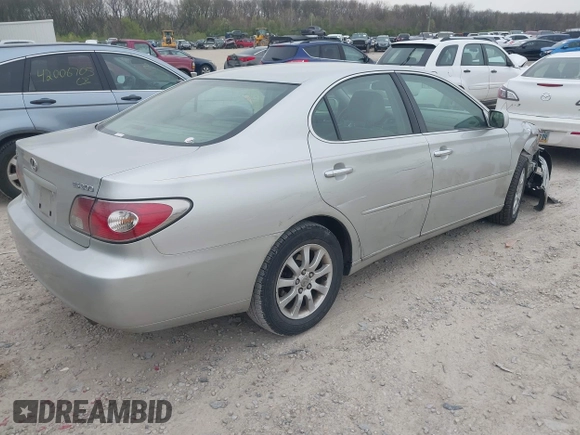 2002 Lexus ES 300 with VIN JTHBF30G425002375, listed as a IAAI auction lot 42031737 with 160,562 mi miles. Bid and sale history available at carsss.com. Image 4.