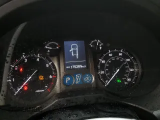 2010 Lexus GX 460 Premium z VIN JTJJM7FX5A5007839, wystawiony jako Copart lot #57615045 z przebiegiem 175 289 mil mil oraz Tytuł czysty. Historia ofert i sprzedaży dostępna na DreamBid. Obrazek 9.