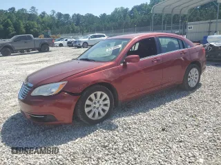 2013 Chrysler 200 LX z VIN 1C3CCBAB4DN627443, wystawiony jako Copart lot #57518905 z przebiegiem 200 241 mil mil oraz Szkoda całkowita • Salvage title. Historia ofert i sprzedaży dostępna na DreamBid. Obrazek 1.
