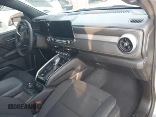 2023 Chevrolet Colorado 2WD LT с VIN 1GCPSCEK3P1131688, выставлен на аукционе IAAI как лот 42396507 с пробегом 21 621 миль миль и . История ставок и продаж доступна на DreamBid. Изображение 5.