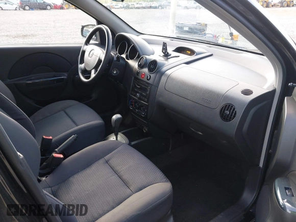2007 Chevrolet Aveo LS z VIN KL1TD66697B739406, wystawiony jako IAAI lot #42254135 z przebiegiem 95 369 mil mil oraz . Historia ofert i sprzedaży dostępna na DreamBid. Obrazek 5.